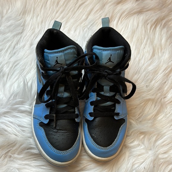 Air Jordan blue and black sneakers for kids, size 1.5Y - Picture 2 of 4